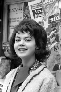 Amsterdams mannequin en fotomodel Brigitte van Kranenburg (met kranten) gaat rol, Bestanddeelnr 913-5561