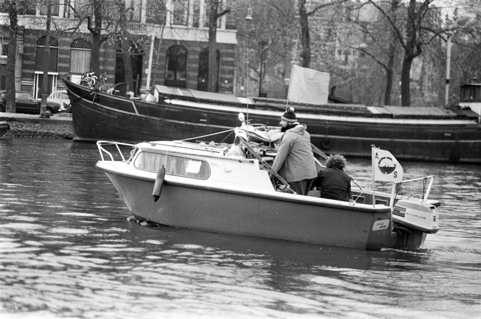 Amstelrally voor kikvorsmannen in Amsterdam begeleidend bootje, Bestanddeelnr 928-2613