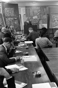 Amsterdam-Noord. Wethouder Volkshuisvesting mr. Elsenburg hield conferentie. Num, Bestanddeelnr 920-8140