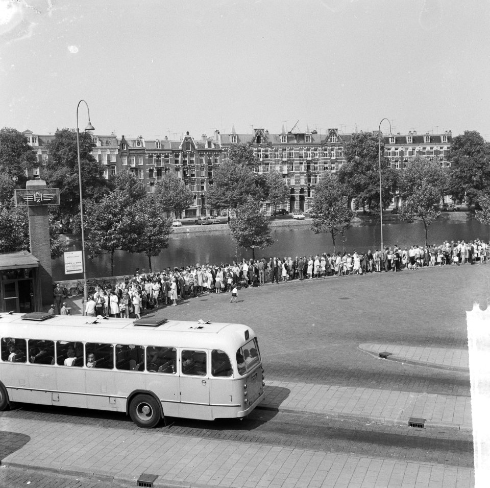 Amsterdammers wachten op bus naar Zandvoort op Elandsgracht, Bestanddeelnr 916-4938