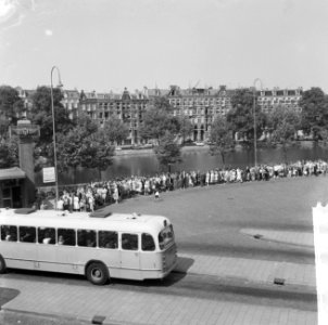 Amsterdammers wachten op bus naar Zandvoort op Elandsgracht, Bestanddeelnr 916-4938