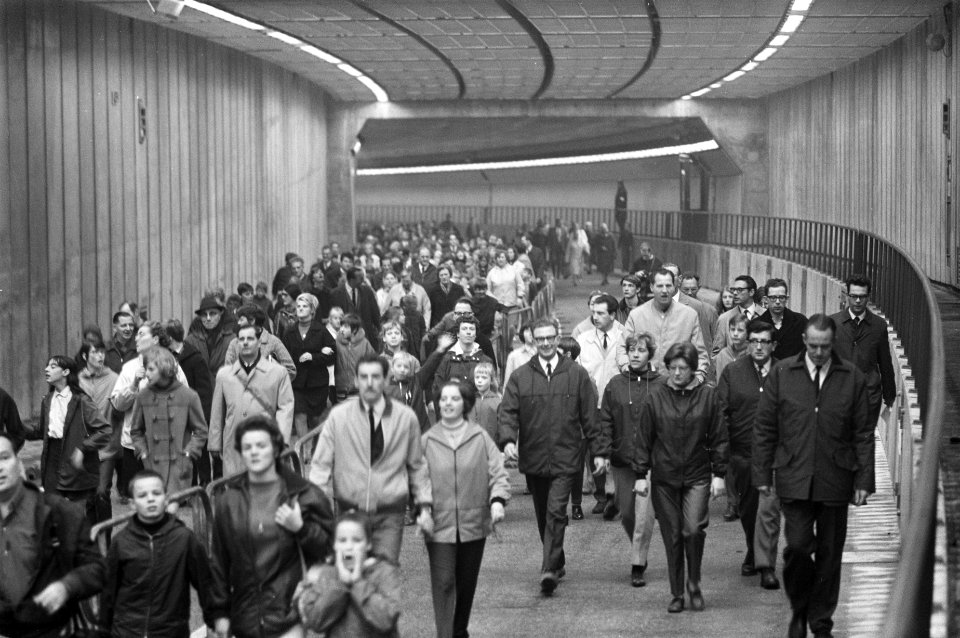 Amsterdammers bekijken IJ tunnel, Bestanddeelnr 921-7970