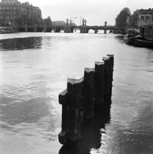 Amstel Zicht op de Hoge Sluis Op de achtergrond links het Amstelhotel, Bestanddeelnr 900-8542