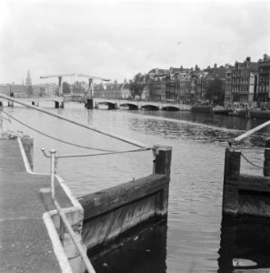 Amstel met zicht op de Magere Brug vanaf de Amstelsluizen, Bestanddeelnr 900-8551