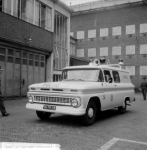 Amsterdamse politie nieuwe ongevallenwagen gedemonstreerd een nieuwe Chevrolet, Bestanddeelnr 916-5695