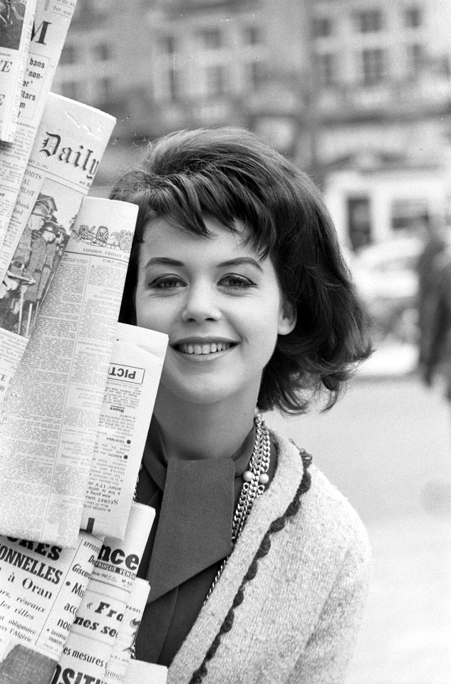 Amsterdams mannequin en fotomodel Brigitte van Kranenburg (met kranten) gaat rol, Bestanddeelnr 913-5562