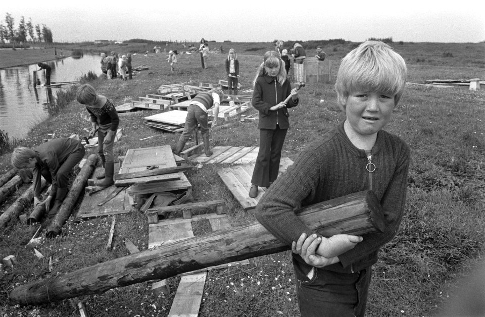 Amsterdamse schooljeugd bouwt vlotten in Osdorp, Bestanddeelnr 925-7138