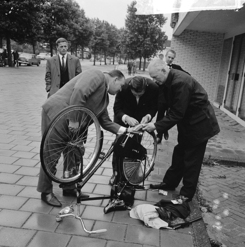 Amsterdamse Rijwiel Vierdaagse , de heer Juriaans had bij de start al een lekke , Bestanddeelnr 918-0158