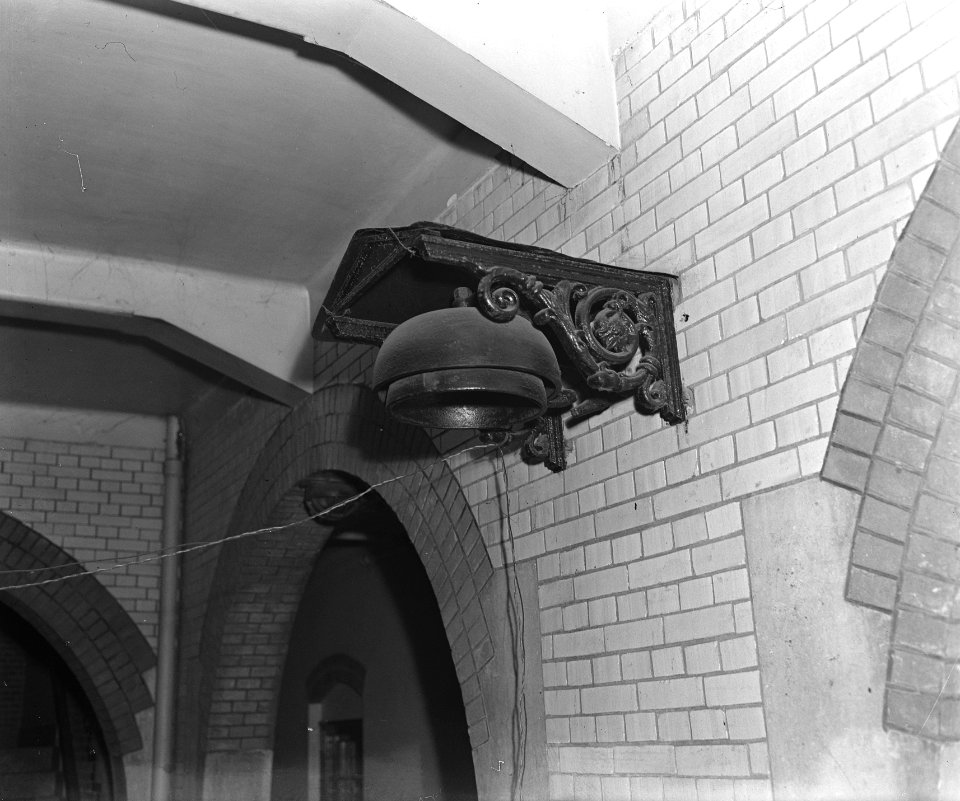 Amsterdamse brandweer. Alarmbel in de remise van de hoofdwacht Nieuwe Achtergrac, Bestanddeelnr 901-4311