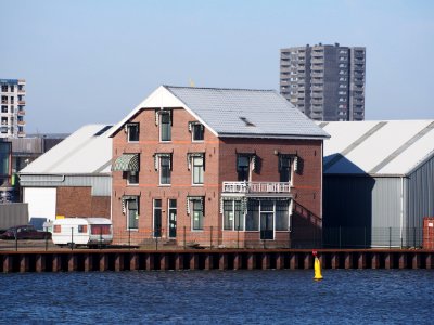 Amsterdam-Rijnkanaal met gebouwen aan de Cruquiusweg foto 3
