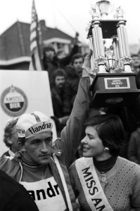 Amstel Goldrace (wielrennen) winnaar Maertens met Amstel Goldrace trophee, Bestanddeelnr 928-4880