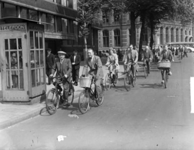 Amsterdamse journalisten per fiets naar Bosbaan excursie , Bestanddeelnr 903-4220