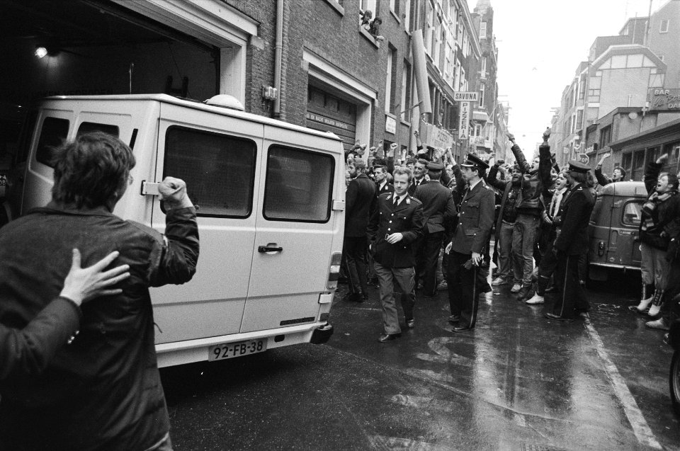 Amsterdamse kraker Jos moest voor rechter verschijnen, hij was bij ontruiming Grote Wetering gearresteerd, Jos in busje naar gerechtsgebouw, Bestanddeelnr 931-3599