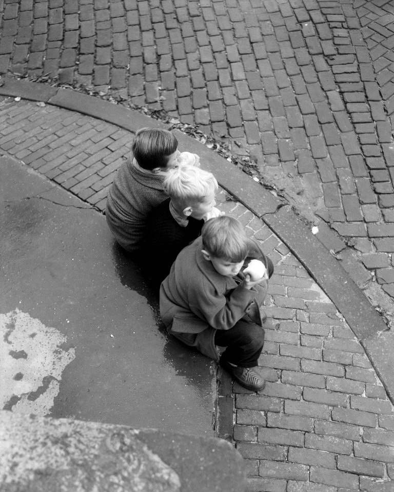 Amsterdamse jongens eten zure appels tegen de A-griep, Bestanddeelnr 908-9965