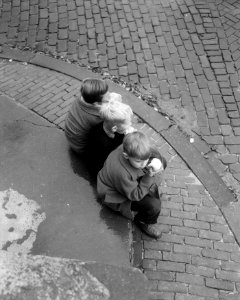 Amsterdamse jongens eten zure appels tegen de A-griep, Bestanddeelnr 908-9965