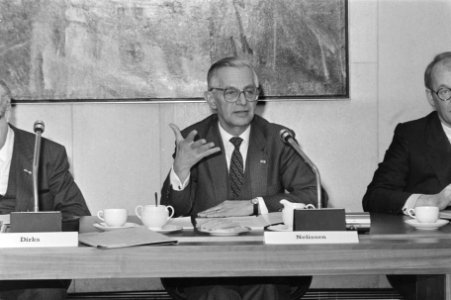 Amro persconferentie mr. R. J. Nelissen (voorzitter Raad van Bestuur ), Bestanddeelnr 933-2781