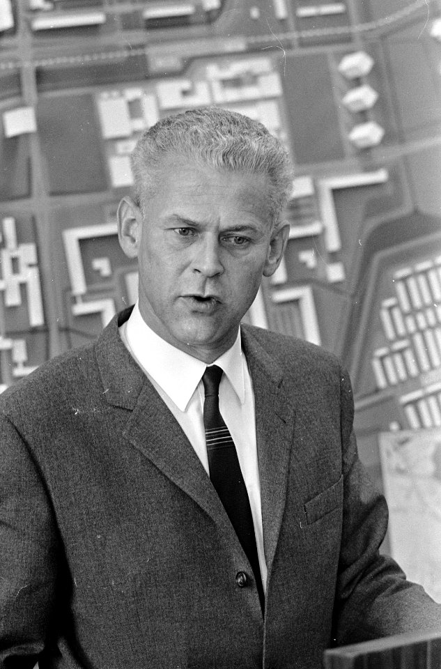 Amsterdam-Noord. Wethouder Volkshuisvesting mr. Elsenburg hield een conferentie, Bestanddeelnr 920-8134