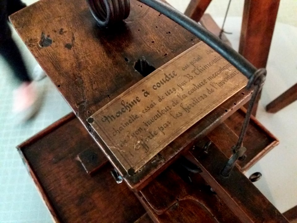 Amplepuis - Musée Barthélemy Thimonnier - Machine à coudre (D 078) - Plaque