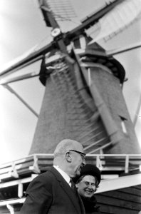 Amsterdam-Noord (Buiksloot) Burgemeester Ivo Samkalden stelt krijtmolen d'Admira, Bestanddeelnr 920-8345