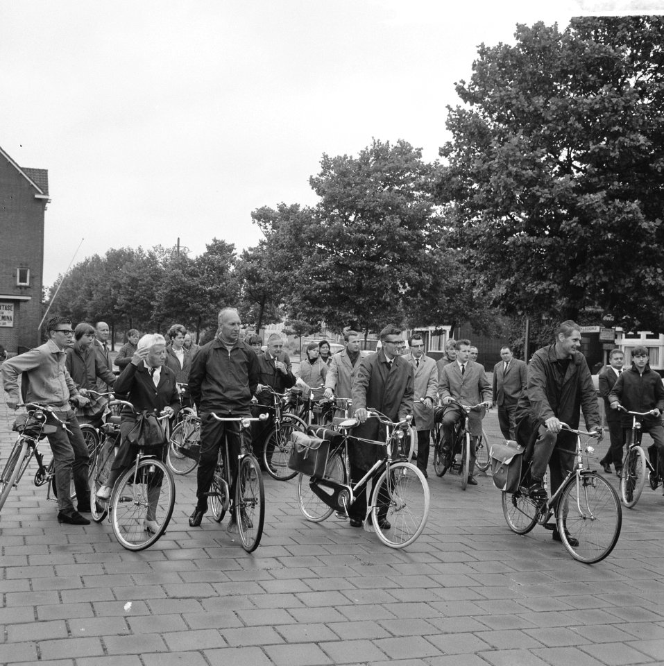 Amsterdamse Rijwiel Vierdaagse , de heer Juriaans had bij de start al een lekke , Bestanddeelnr 918-0159