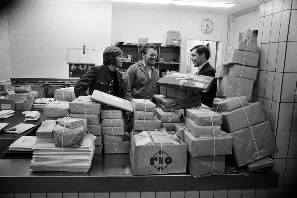 Amsterdamse postbestellers voeren stiptheidsaktie post in postkantoor Kerkstraa, Bestanddeelnr 924-0603