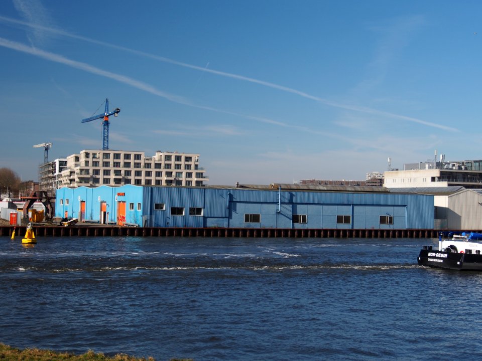Amsterdam-Rijnkanaal met gebouwen aan de Cruquiusweg foto 2