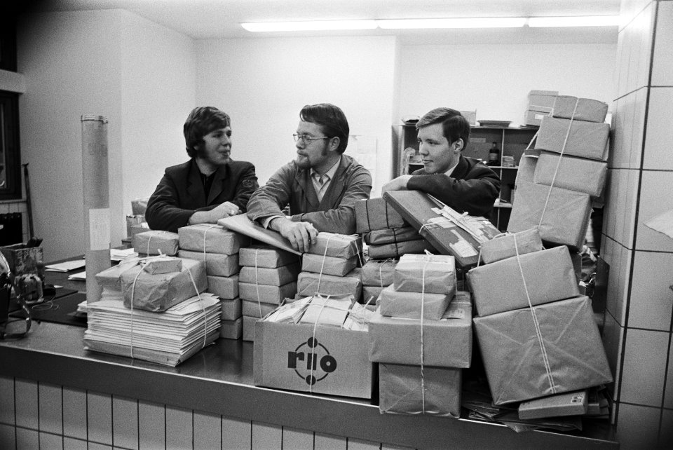 Amsterdamse postbestellers voeren stiptheidsaktie post in postkantoor Kerkstraa, Bestanddeelnr 924-0605