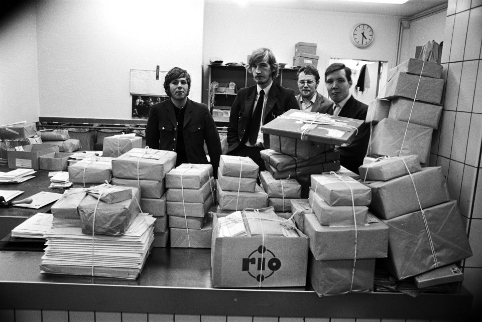 Amsterdamse postbestellers voeren stiptheidsaktie post in postkantoor Kerkstraa, Bestanddeelnr 924-0604