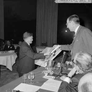 Amsterdamse persprijs 1963, burgemeester Van Hall overhandigt Evert Werkman de p, Bestanddeelnr 916-0494