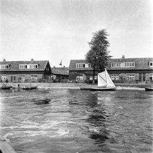 Amsterdam-Noord Huizen aan het water, met bootjes, Bestanddeelnr 900-2969