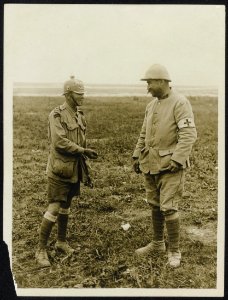 An ANZAC The Australian and New Zealand Army Corps telling a French soldier t, Bestanddeelnr 158-0908