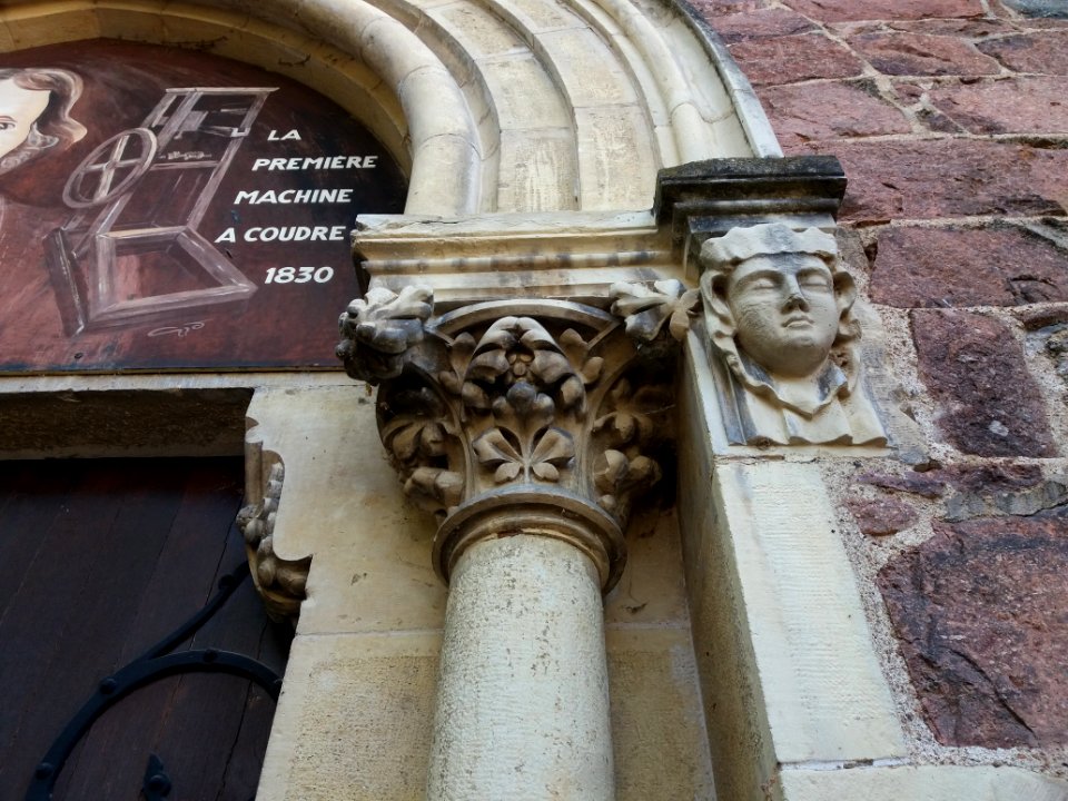 Amplepuis - Ancienne chapelle de l'hôpital - Sculpture et chapiteau à droite de la grande porte
