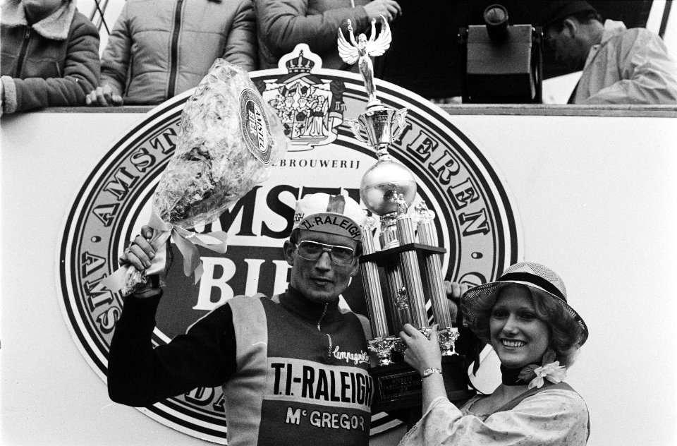 Amstel Gold Race wielrennen winnaar Jan Raas met bloemen, Bestanddeelnr 929-6433