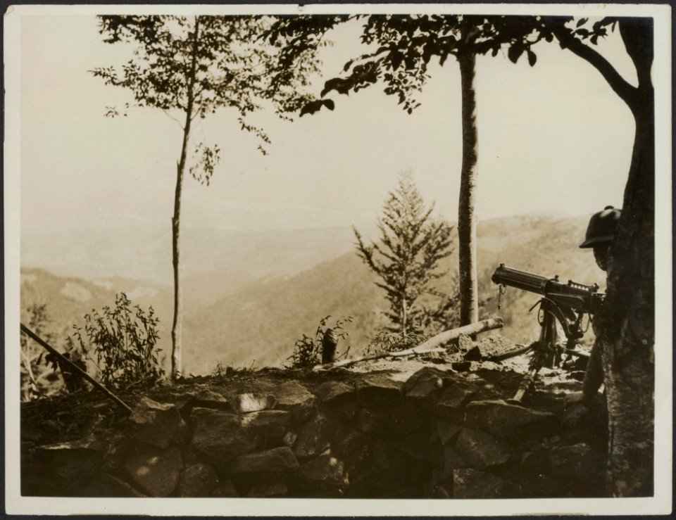 An English defence work high in the mountains. The river Strumac can be faintly , Bestanddeelnr 158-2496