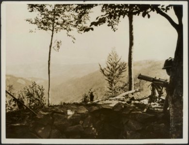 An English defence work high in the mountains. The river Strumac can be faintly , Bestanddeelnr 158-2496