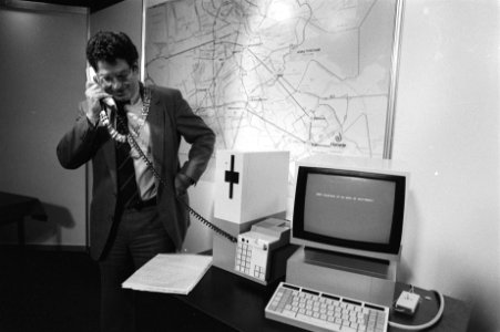 Amsterdams burgemeester Van Thijn opent eerste Nederlandse digitale telefooncent, Bestanddeelnr 932-9538