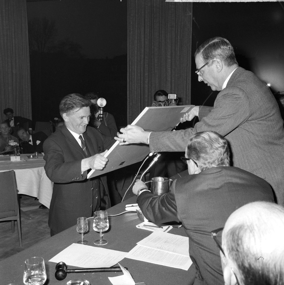 Amsterdamse persprijs 1963, burgemeester Van Hall overhandigt Evert Werkman de p, Bestanddeelnr 916-0493