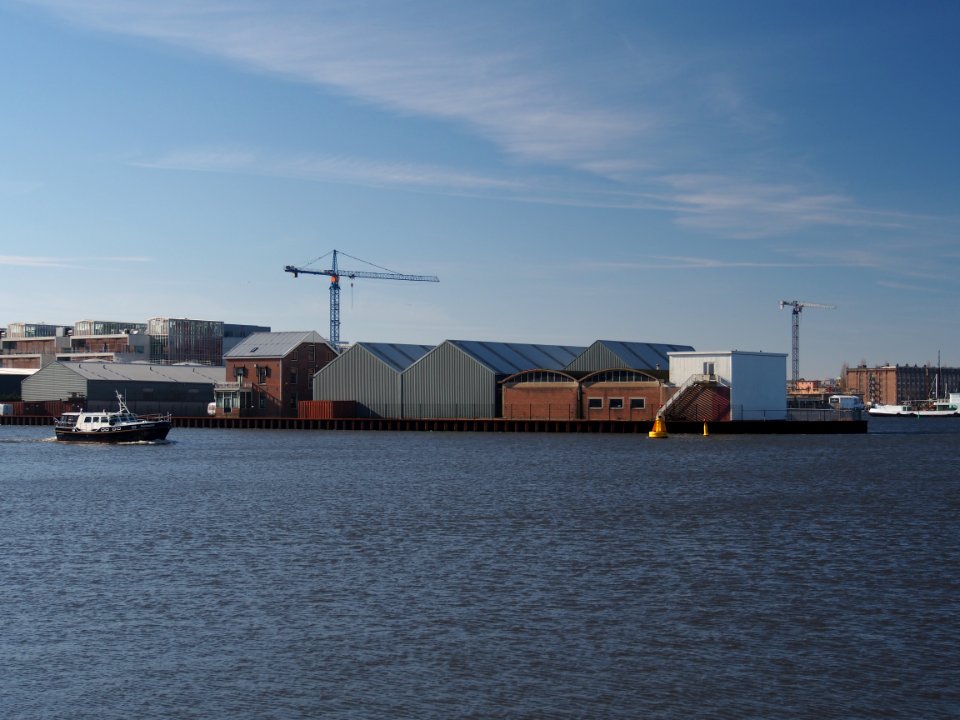 Amsterdam-Rijnkanaal met gebouwen aan de Cruquiusweg foto 4