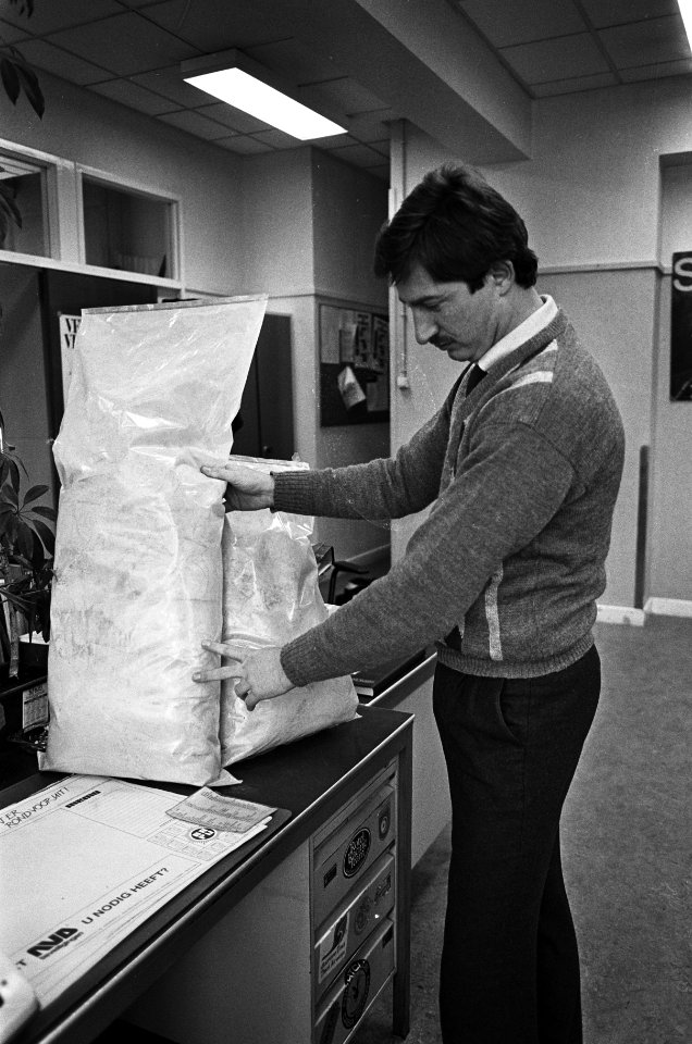 Amsterdamse politie heeft een partij van 25 kilo heroine beslag genomen en 7 arr, Bestanddeelnr 933-1959