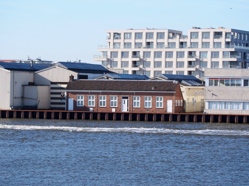 Amsterdam-Rijnkanaal met gebouwen aan de Cruquiusweg foto 1