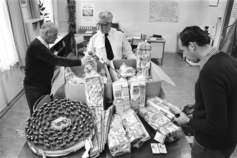 Amsterdamse politie met in beslag genomen vuurwerk, Bestanddeelnr 932-8215