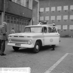 Amsterdamse politie nieuwe ongevallenwagen gedemonstreerd een nieuwe Chevrolet, Bestanddeelnr 916-5694