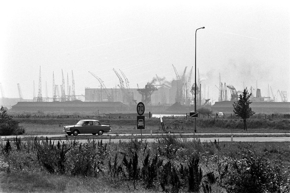 Amsterdam-noord voorgrond mensen, achtergrond haven, Bestanddeelnr 923-7243