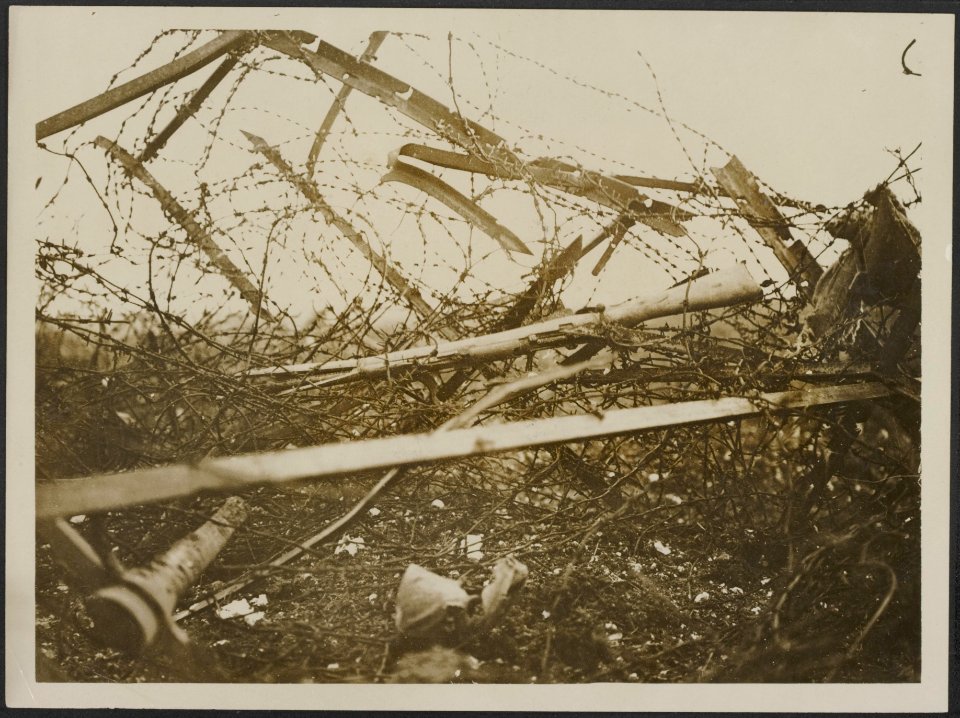 An idea of the strength of the German barbed wire at Beaucourt, Bestanddeelnr 158-2740