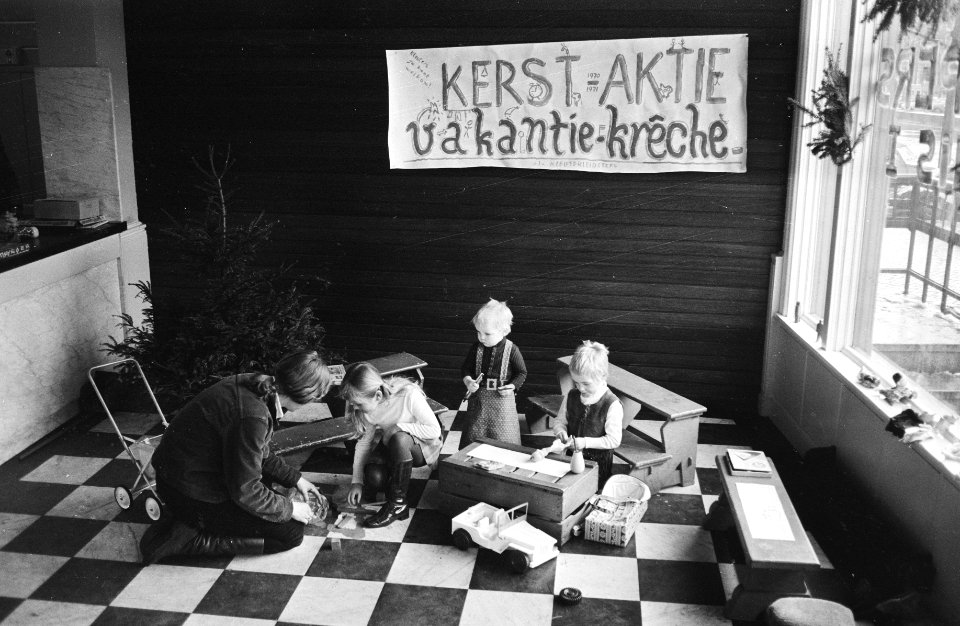 AMRO-pand Amsterdam hoek Keizersgracht-Leidsestraat kinderen spelen in de crech, Bestanddeelnr 924-1354