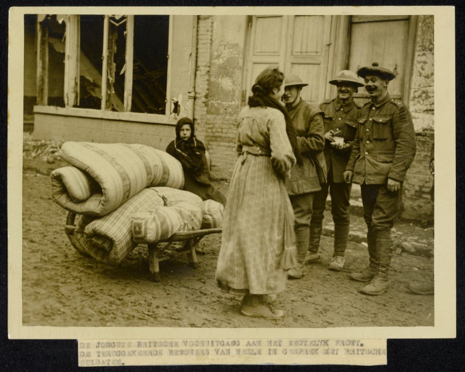 An inhabitant of Nesle talking to our Tommies, Bestanddeelnr 158-0977