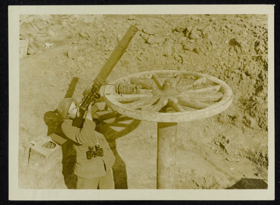 An anti-aircraft machine gunner at work in his well, Bestanddeelnr 158-1168