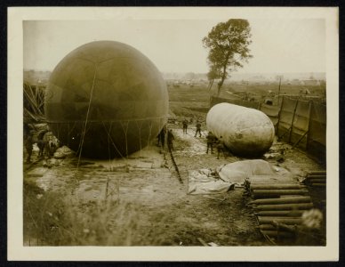 An Observation Balloon and its nurse in a pit, Bestanddeelnr 158-1025