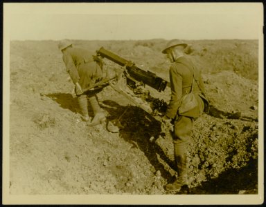 An officer & his man of the M.G. Corps carrying a German machine gun into positi, Bestanddeelnr 158-0096