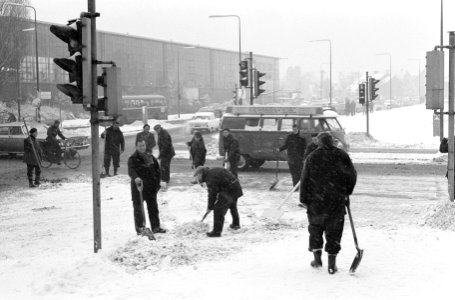 Amsterdamse stratenmakers opgeroepen om te helpen met sneeuwruimen in Zuid, Bestanddeelnr 914-8125